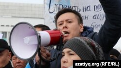 Жанболот Мамай Алматыдагы митингде. 13-февраль, 2022-жыл.