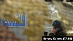 Egy katona a Dnyeszter folyónál lévő békefenntartó ellenőrzőpontnál, Transzdnyeszter területén 2012. április 16-án (képünk illusztráció)