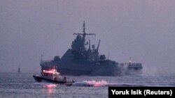 Patrolni brod ruske mornarice plovi Bosforom, na putu prema Crnom moru, u Istanbulu, Turska 16. februara 2022.