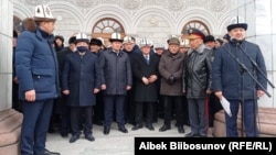 Молдомуса Конгантиевди акыркы сапарга узатууга келген бийлик адамдары.