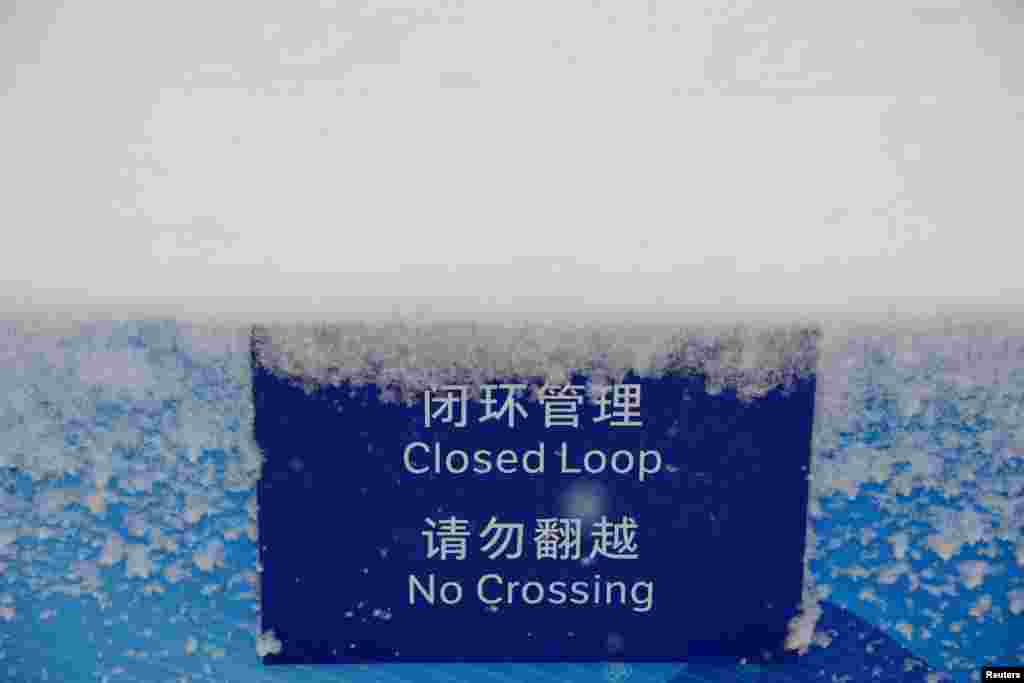 A koronavírus ellen zéró toleranciát hirdető intézkedéseknek ára van. Az olimpia előtti időszakban több mint tízmillió embert érintettek a lezárások Kína-szerte, amelyek részeként üzleteket és gyárakat is bezártak ideiglenesen