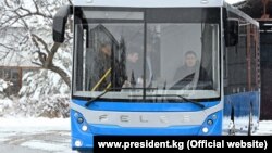 Президент Садыр Жапаров за рулем автобуса «Белес.kg». Февраль 2022 года. 