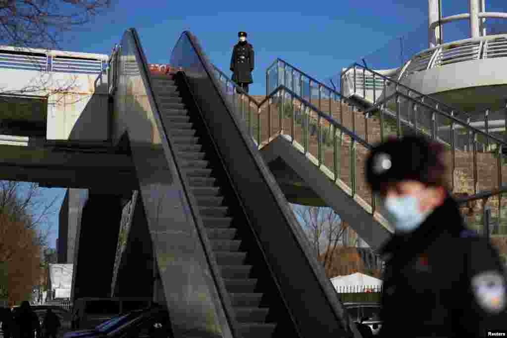 A sportesemények helyszíneit és a résztvevők szállását az olimpia idejére teljesen elzárták a külvilágtól. Őrök gondoskodnak arról, hogy se ki, se be ne mehessen senki