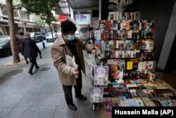 یک کتابفروشی خیابانی در خیابان الحمرا