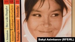 Швецариядагы китеп дүкөндө турган Чыңгыз Айтматовдун "Жамийла" повести. 