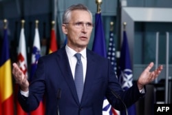Secretarul general al NATO, Jens Stoltenberg, în timpul unei conferințe de presă cu prim-ministrul suedez Ulf Kristersson, după ce Suedia a aderat oficial la NATO - Bruxelles, 11 martie.