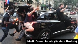 Autóval ünneplő szurkolók a párizsi Parmentier metróállomásnál.