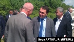 Перед началом встречи глава югоосетинской делегации Хох Гаглойты встретился с журналистами и рассказал им о вопросах, которые поставила Южная Осетия, выступившая инициатором внеочередного созыва формата