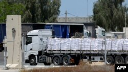 Një kamion me ndihma hyn në Rripin e Gazës nga vendkalimi izraelit, Kerem Shalom, 20 maj 2025.