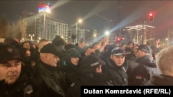 ​​​​​​​Policija između građana u protestu i napadača, Beograd, Srbija, 27. novembar 2024.