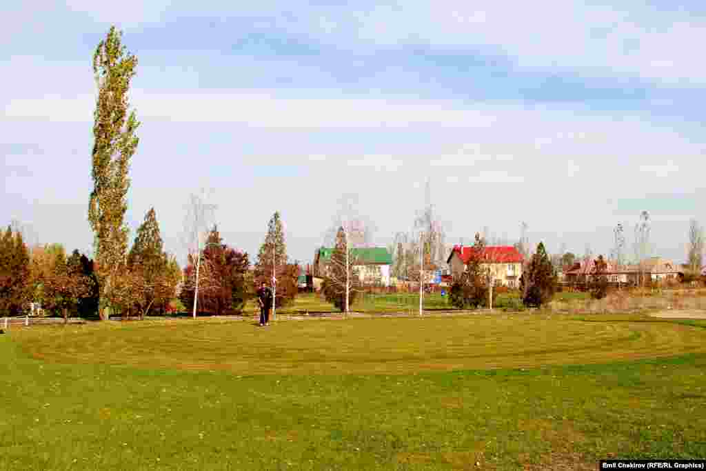 Оюн аянтчаларындагы акыркы чек &ldquo;грин&rdquo; деп аталат. Ал аймакта желек желбиреп, оюнчуларга алыстан даана көрүнүп турат. Оюнчу гринди туштап топту алыс аралыктан чаап келип, &ldquo;патр&rdquo; деп аталган таякча менен уячага киргизет.&nbsp; 