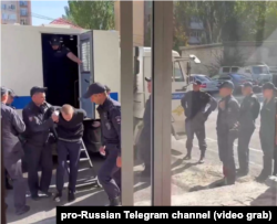 Окупаційна влада демонструє черговий арешт, заявляючи, що присудила луганчанину 13 років колонії суворого режиму за те, що він нібито передавав українським спецслужбам дані про дислокацію російських військ