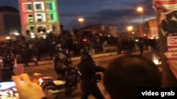 Поліція та протестувальники в Тегерані, Іран, 30 грудня 2017 року