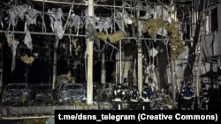 Також, за даними ДСНС, сталося загоряння автосалону та шести автомобілів всередині