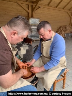 Антон Мільчевич працює з гончарним кругом