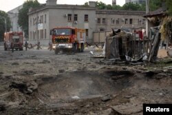 Imagine cu efectele unui atac rusesc în Dnipro, 16 iulie 2022. REUTERS/Mykola Synelnykov