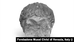 Geta császár márványból készült, a damnatio memoraie nyomán vésővel megrongált fejszobra - Római Birodalom, körülbelül i. sz. 200