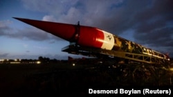 O rachetă sovietică SS-4, cu rază medie de acțiune, capabilă să poarte ogive nucleare