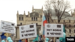 Поддерживающие Трепашкина активисты протестовали и против войны в Чечне