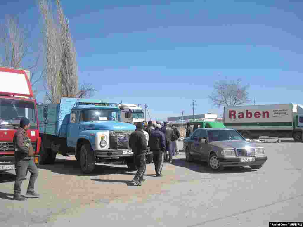 Бозори расмии мардикорон дар Хуҷанд&nbsp;