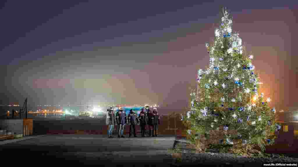 Строители Керченского моста нарядили новогоднюю елку, 30 декабря 2016 года
