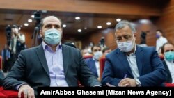 منصوری در کنار علیرضا زاکانی در مراسم معارفه‌اش به عنوان استاندار تهران