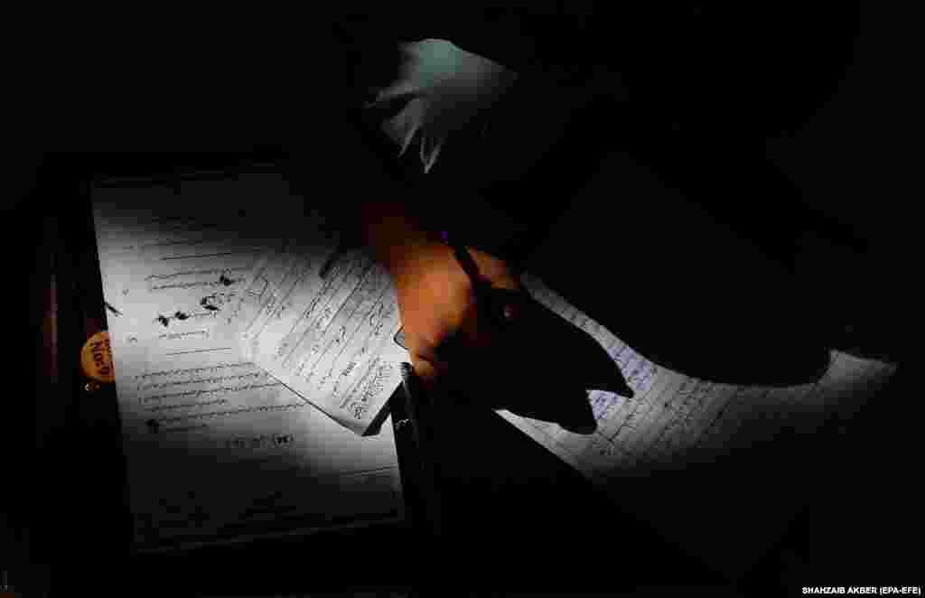 Пакистан. Студент Карачи шаарында экзамен тапшырып жатат. 20-февраль, 2022-жыл.