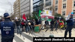 Tüntetés Brüsszelben a hatodik EU–Afrika-csúcs helyszínén 2022. február 18-án.