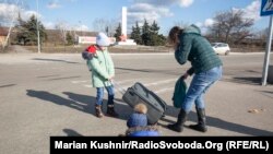 Părinții împreună cu copiii școlari părăsesc zona de frica bombardamentelor.