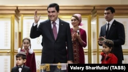 Гурбангулы Бердымухамедов, видимо, решил вернуть себе статус единоличного лидера клана и государства, отодвинув сына Сердара на второй план