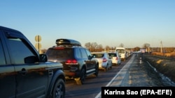 Черга з автомобілів на польсько-українському кордоні, 25 лютого 2022 року