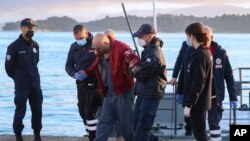 Гръцките власт евакуираха пътниците на ферибота на остров Корфу в Йонийско море. 