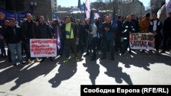 Протестиращите огнеборци носега различни плакати с искания за по-високо заплащане.