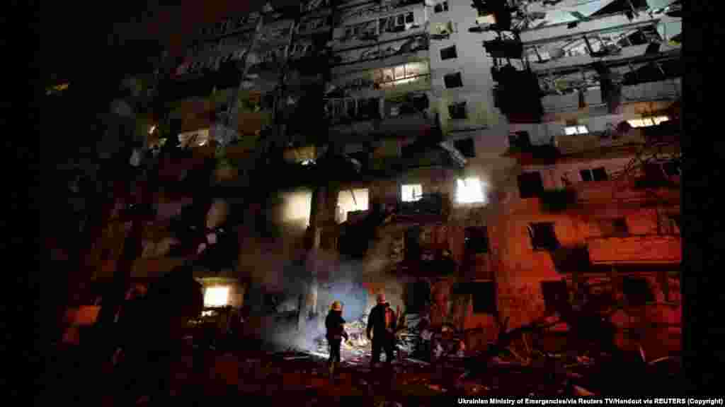 Ndërhyrja e zjarrfikësve në një ndërtese banimi të bombarduar nga Rusia në Kiev, Ukrainë, më 25 shkurt 2022.