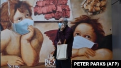 Utcakép Hongkongban 2022. február 14-én. Többször is tömeges tesztelést terveznek, mert attól félnek, hogy a sok új fertőzött ellátása megroppantja az egészségügyet