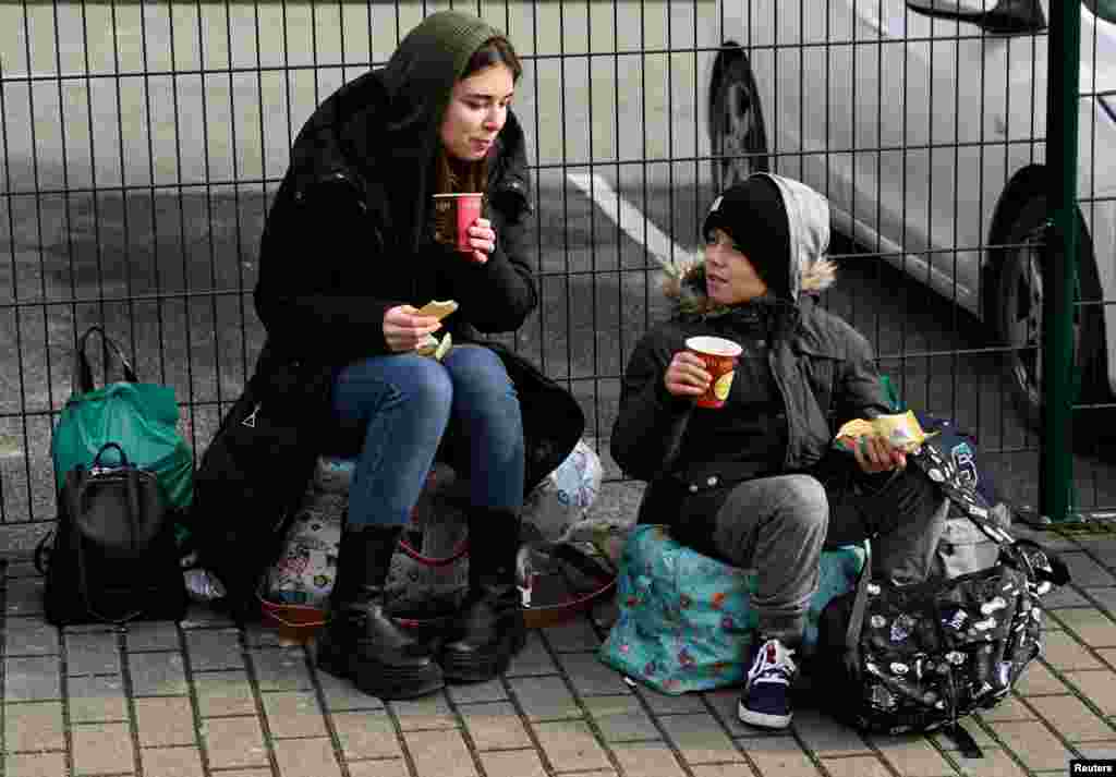 Míg sokan a kijevi metróállomásokon bújnak el, mások megpróbálják elhagyni a nagyobb ukrán városokat. Ezek a fiatalok a szlovák határon kerestek menedéket