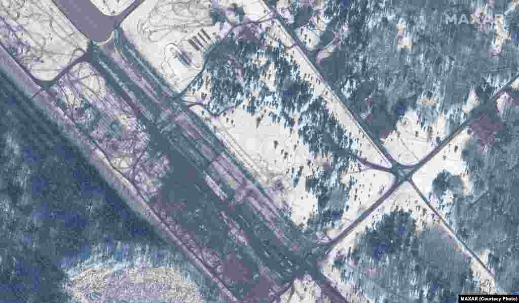 Аэродром Зябровка в Беларуси, откуда отбыли российские сухопутные войска, 15 февраля 2022 года. Компания Satellite image &copy;2022 Maxar Technologies сообщает, что их актуальное местонахождение неизвестно