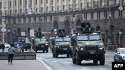 خودروهای نظامی اوکراینی در مرکز شهر کی‌یف، ۵ اسفند