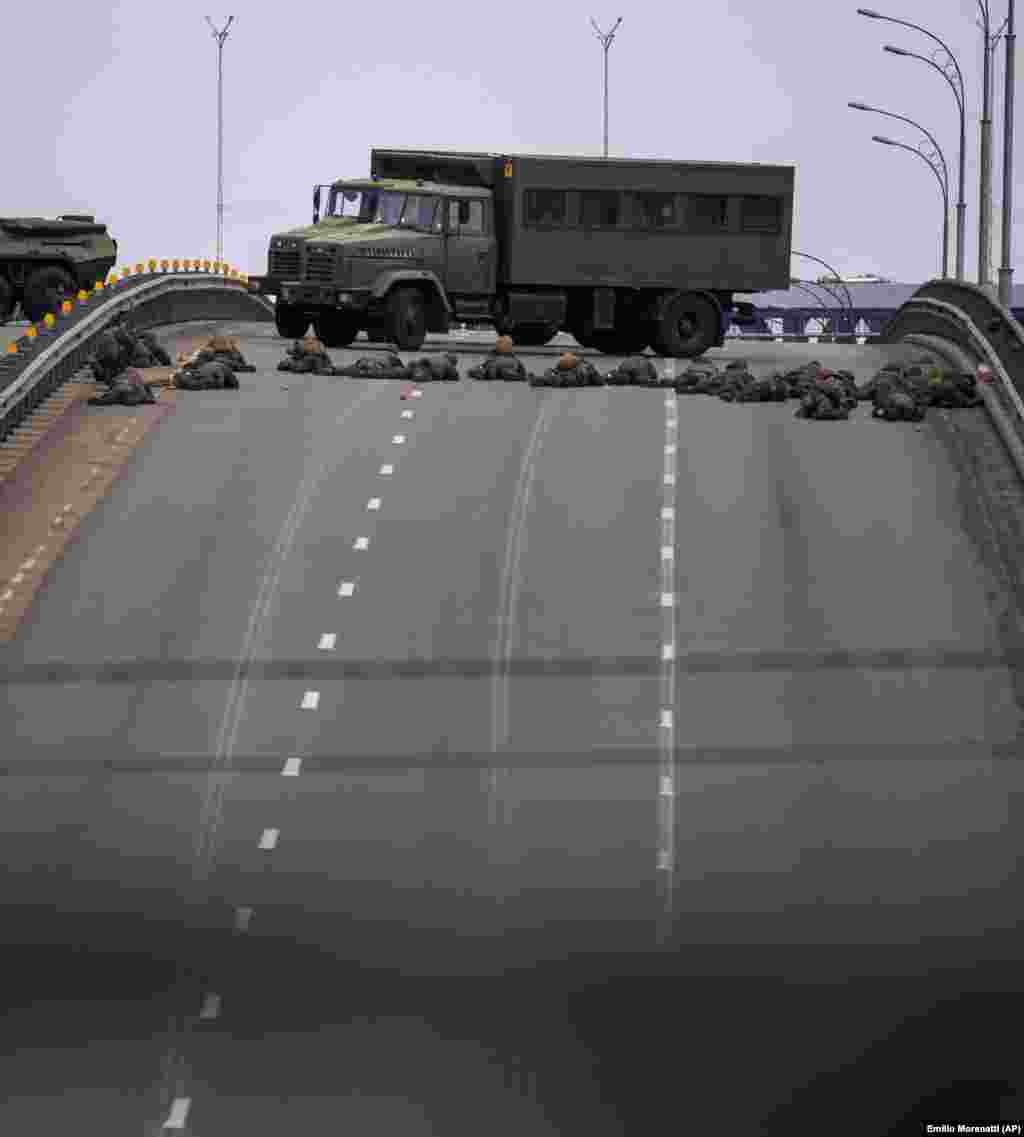 Украински војници на позиција на мост во Киев, 25 февруари 2022