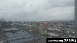 Kolona e veturave në largim nga Kievi, Ukrainë. 24 shkurt, 2022.