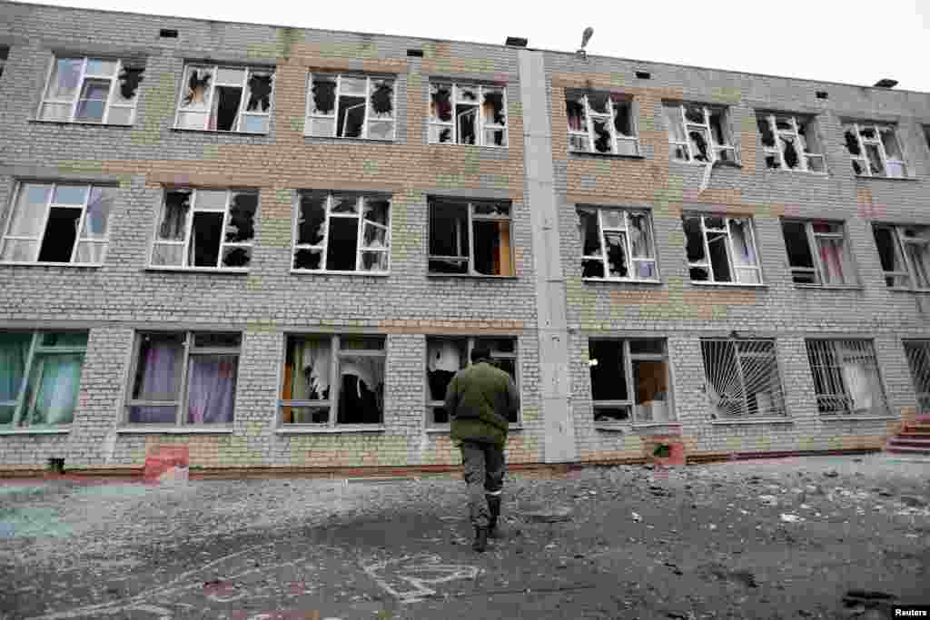 A Moszkva-barát szeparatista Horlivkában &ndash; helyi idő szerint 5 óra 30 perckor (magyar idő szerint 3 óra 30 perckor) &ndash; ágyúzással kezdődött a nap a szakadár terület polgármesterének beszámolója szerint. Két tanár életét vesztette&nbsp;az egyik&nbsp;helyi iskolát érő támadásban