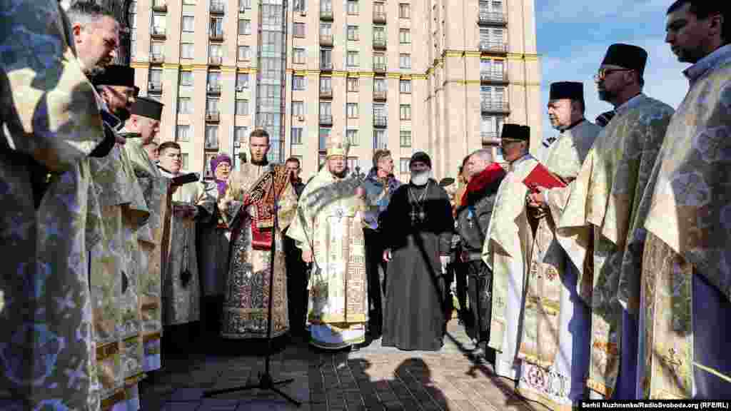 Біля каплиці на алеї Героїв Небесної Сотні відбулася панахида