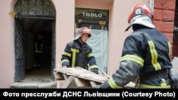У будинку, де стався обвал, працюють рятувальники. Фото ДСНС