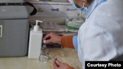 ЮСАИДдин колдоосу менен 900дөн ашуун дарыгер, лаборатория кызматкерлерин жана медайымдарды COVID-19 менен күрөшүү боюнча окуудан өттү.