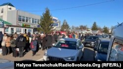 Україна -- На українсько-польському кордоні на автомобільних і пішому пункті пропуску у «Шегині» утворились великі черги на виїзд із України, 24 лютого 2022 року