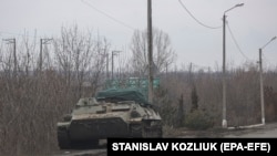 Një tank i ushtrisë ukrainase i shkatëruar në Karkiv më 24 shkurt, 2022.