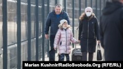 Neoficial, aproape 34.000 de mii de ucraineni au trecut prin punctul de control dintre teritoriile separatiste și Ucraina. 