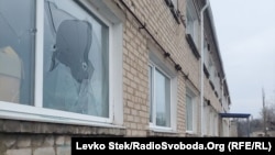 Всього по селищу лягли 5-6 мін, за попередніми даними, ствольної артилерії