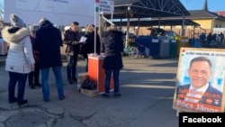 Pócs János Jászkiséren kampányol 2022. február 20-án