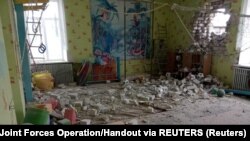 Ágyútalálat ért egy óvodát és egy iskolát Kelet-Ukrajnában